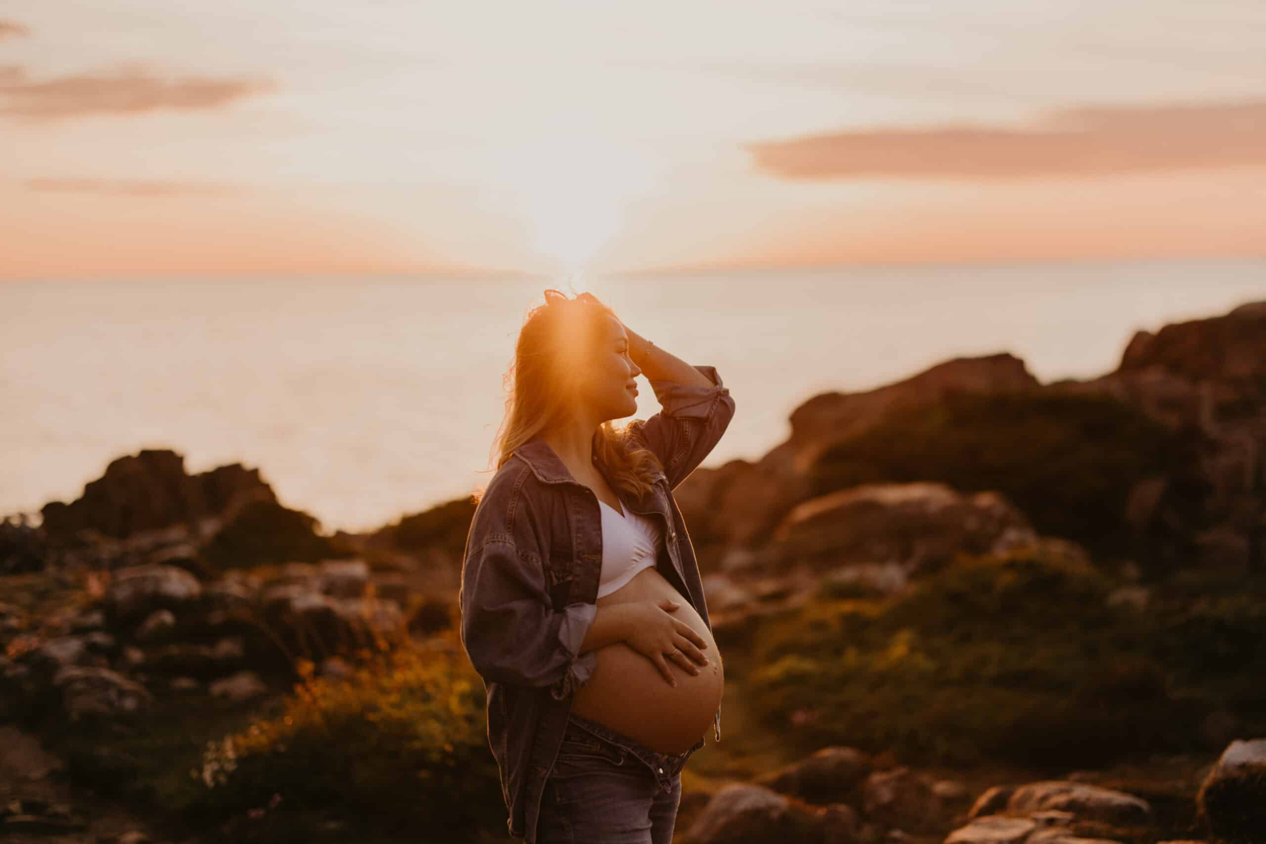 Personlig gravidfotografering i Skåne, med fokus på närhet och naturlighet